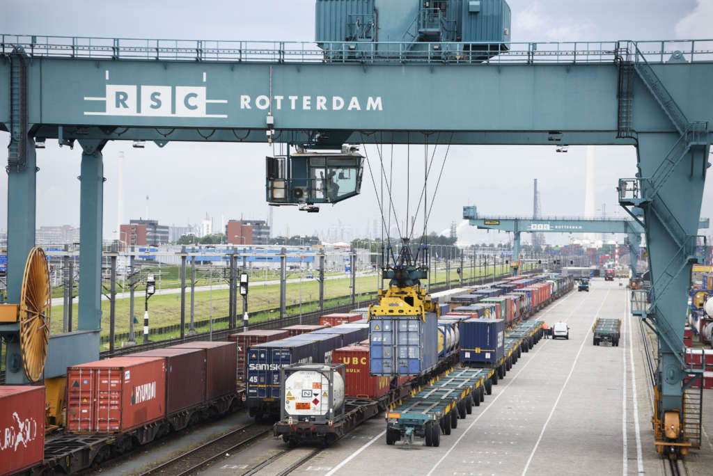 ProRail shuts down shunting with hazardous goods in Port of Rotterdam
